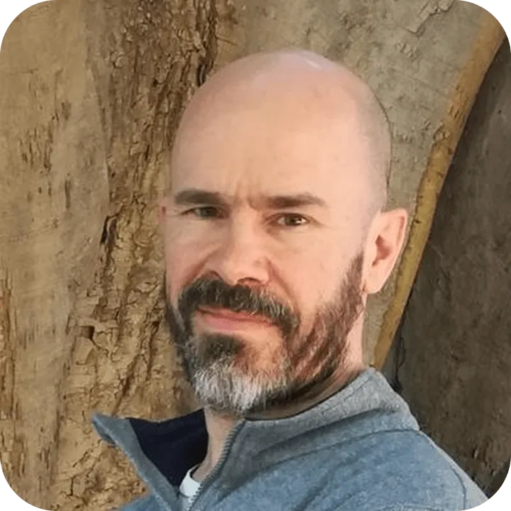 Manuel Estrada headshot